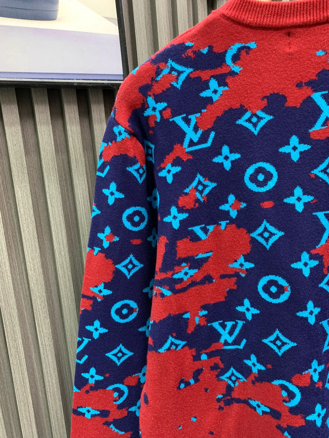 🅿️400 🀄️ Louis Vuitton Louis Vuitton 26ss🐍 new year's autumn and winter new camouflage gradient knitted sweater. It took 15 days to repair it stitch by stitch. It was repeatedly knitted and compared with the modified garments. Each code will change according to the letter positioning. The material is a fusion of two wools and a circle yarn. The wool yarn is a 60-count fine imitation yarn. The floral yarn is very difficult to dye. The minimum order quantity is 1 ton and the cycle is very long. I started coloring after buying the original version and adjusted the color 4 times. Different materials have different interweaving shrinkage rates to ensure that the size and positioning of the pattern remain unchanged. Various adjustments are needed. The surface has a three-dimensional effect. The blue part is very fluffy. The presbyopic part is flat. The yarn material is red, blue and light blue all-wool. The red part is special yarn 50 wool. Positioning of letters in the center of the body. Positioning of letters on the cuffs. Positioning of a row of letters above the hem. Positioning of collar letters. Weaving imported Stoll 12-needle machine. One piece of clothing takes 150 minutes. In the later stage, the hand-sewn plate needs to be positioned and aligned, and the strip output is very low. The washing water is washed with special additives to create a three-dimensional and high-end feeling. It is made according to the feel of the original version. Steam setting is made according to the original pattern and the template is set at high temperature. It will not shrink. Manual marking is fixed. Only one stitch is sewed. Quality inspection is done twice. Air is sucked to remove stray hairs.
